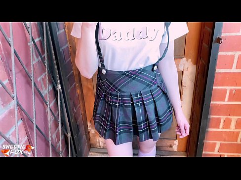 ❤️ 女学生深深地吸吮她的鸡巴，代替上课做爱 Porn video﹏﹏
