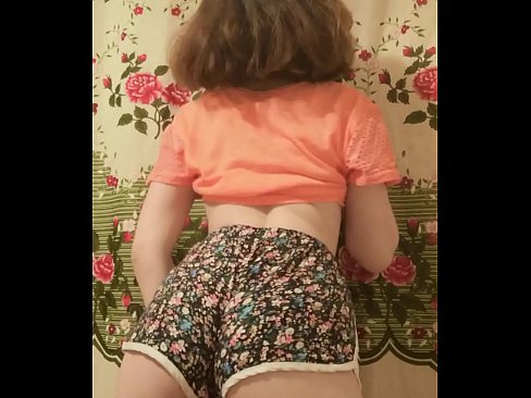 ❤️ 性感的年轻宝贝在镜头前脱下她的短裤 Porn video﹏﹏
