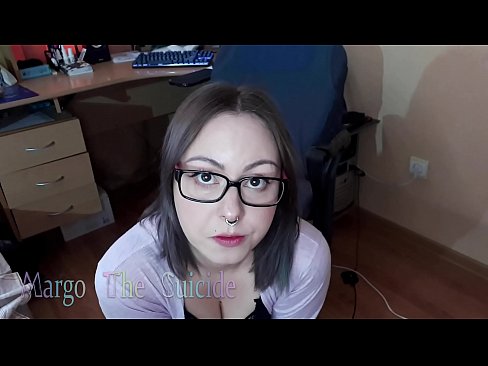 ❤️ 性感的眼镜女孩在镜头前深深地吸吮假阳具 Porn video﹏﹏