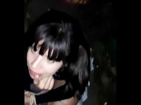 ❤️ 在街上膨胀的阴茎，以换取糖果 Porn video﹏﹏