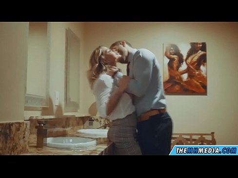 ❤️ 当一个胸大无脑的金发女郎在公共厕所里勾引你时 Porn video﹏﹏